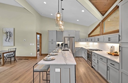 Ellijay Cabina | Creek's Corner ~ 3BR Creekside Retreat ~ Fire Pit ~ Hot Tub