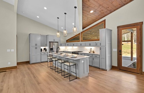 Ellijay Cabina | Creek's Corner ~ 3BR Creekside Retreat ~ Fire Pit ~ Hot Tub