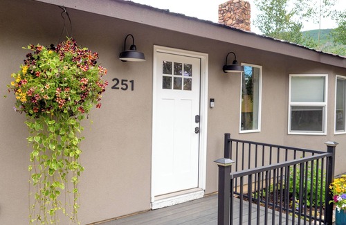 Crested Butte Casa | Creek Side Getaway