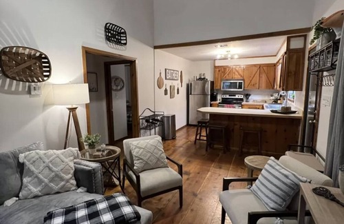 Hattiesburg Casa | Creek-side getaway, big deck, easy access to the city while being off the grid!