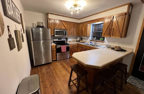 Hattiesburg Casa | Creek-side getaway, big deck, easy access to the city while being off the grid!