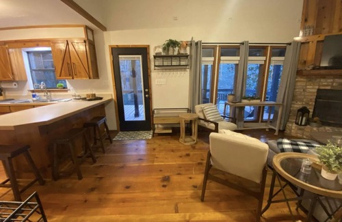 Hattiesburg Casa | Creek-side getaway, big deck, easy access to the city while being off the grid!
