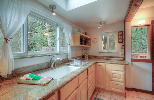 Guerneville Cabaña | Serene creekside casa w / jacuzzi privado y terraza - cerca del río / bosques, perros OK!
