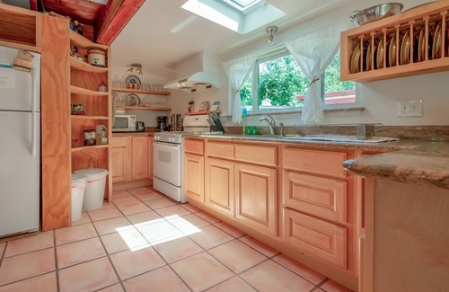 Guerneville Cabaña | Serene creekside casa w / jacuzzi privado y terraza - cerca del río / bosques, perros OK!