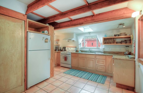 Guerneville Cabaña | Serene creekside casa w / jacuzzi privado y terraza - cerca del río / bosques, perros OK!