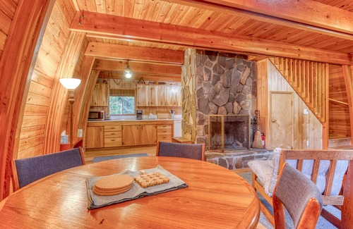 Government Camp Cabina | Creek-side mountain cabin with fireplace, balcony & full kitchen - near hiking