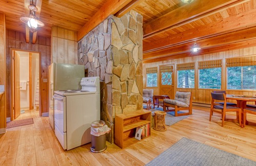 Government Camp Cabina | Creek-side mountain cabin with fireplace, balcony & full kitchen - near hiking