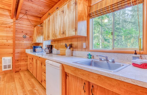Government Camp Cabina | Creek-side mountain cabin with fireplace, balcony & full kitchen - near hiking