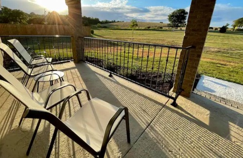 Fayetteville Casa | Creek Side Retreat w/ HotTub by Lake & Bike Trails
