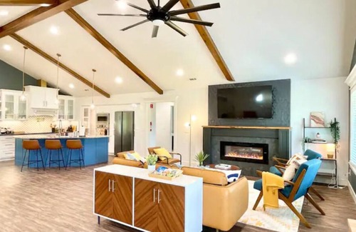 Fayetteville Casa | Creek Side Retreat w/ HotTub by Lake & Bike Trails
