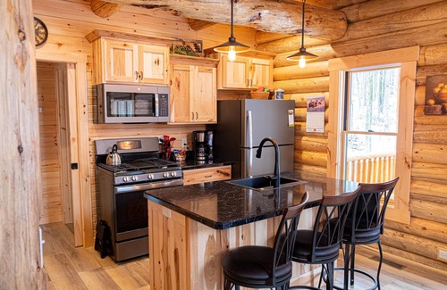Sugarcreek Cabina | Creek Song Cabin 3 bedroom, sleeps 6, hot tub