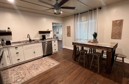 Borderland Casa | Creek View Retreat 3 Bedroom- 2 Full Bathroom. Cozy home