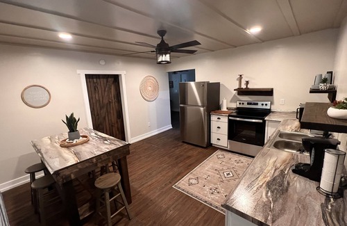 Borderland Casa | Creek View Retreat 3 Bedroom- 2 Full Bathroom. Cozy home