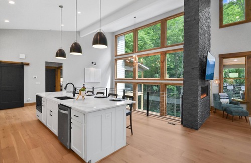 Ellijay Cabina | CREEK VIEWS!!! 5BR Mountain Modern Luxury on the water! Must See!