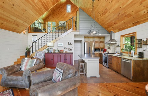 Mineral Bluff Cabina | CreekFront Cabin- 4 Acres- FirePit & Place- Game Tables- Private Yet Close to BR