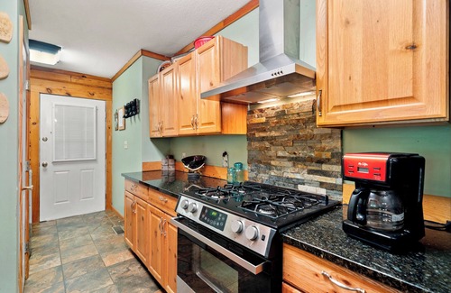 Robbinsville Cabina | Creekfront Cabin w/ Hot Tub! Motorcycle Friendly!