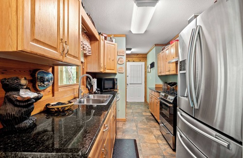 Robbinsville Cabina | Creekfront Cabin w/ Hot Tub! Motorcycle Friendly!