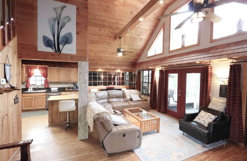 Gatlinburg - Pigeon Forge Cabaña | *** *** 1 Frente al arroyo. 3 acres *** *** romántica privada *** *** Wifi único *** *** Pond