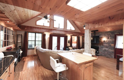 Gatlinburg - Pigeon Forge Cabaña | *** *** 1 Frente al arroyo. 3 acres *** *** romántica privada *** *** Wifi único *** *** Pond