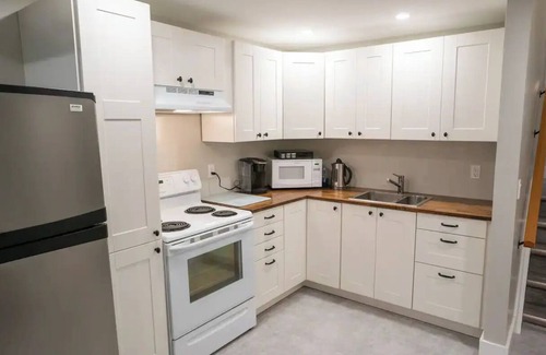 Thunder Bay Casa | Creekside 2BR Bsmnt Suite w/ 3 Queen Beds, close to hiking trails