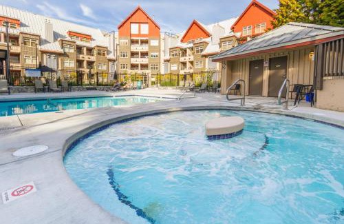 Whistler Creekside Apartamento | Creekside 3BR, Sleeps 8 Pool, Hot Tub, Walk to Lakes