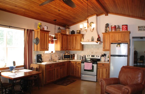 Fredericksburg Casa | Creekside Barn Situado en Bear Creek a pocos minutos de Fredericksburg