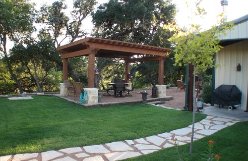 Fredericksburg Casa | Creekside Barn Situado en Bear Creek a pocos minutos de Fredericksburg