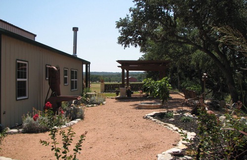 Fredericksburg Casa | Creekside Barn Situado en Bear Creek a pocos minutos de Fredericksburg