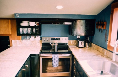 Bear Valley Condominio | Creekside Bear DennBeautifully newly remodeled condo close to everything!