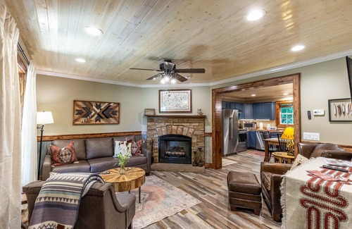Lake Nantahala Cabina | Creekside Bliss - Stunning Custom Mountain Home with a Hot Tub I Convenient to WCU!