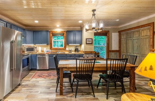Lake Nantahala Cabina | Creekside Bliss - Stunning Custom Mountain Home with a Hot Tub I Convenient to WCU!