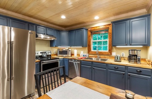 Lake Nantahala Cabina | Creekside Bliss - Stunning Custom Mountain Home with a Hot Tub I Convenient to WCU!