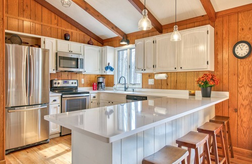Maggie Valley Casa | Creekside Cabin in Maggie Valley Country Club with Club Pool access -2 King beds
