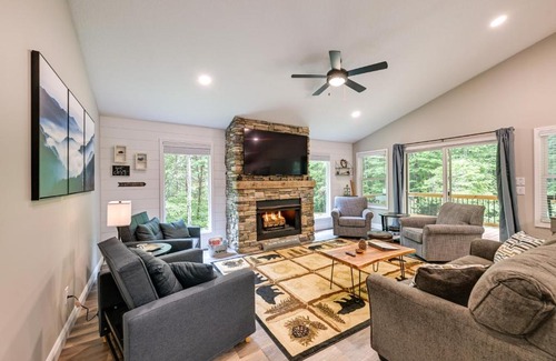 Franklin Casa | Creekside Cabin in Franklin about 8 Mi to Downtown!