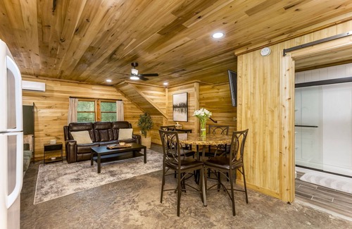 Rockbridge Cabina | Creekside Cabin in Hocking Hills. Hot Tub + Large Private Yard. Dog-friendly!