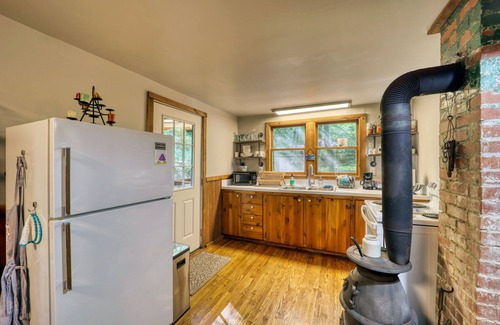 Vilas Cabina | Creekside Cabin in Vilas on 4 Acres. 15 Minutes To Downtown Boone. Pet Friendly!