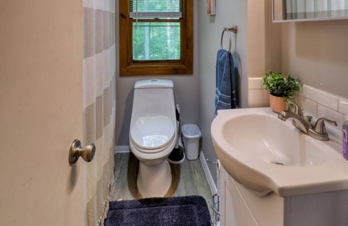 Vilas Cabina | Creekside Cabin in Vilas on 4 Acres. 15 Minutes To Downtown Boone. Pet Friendly!