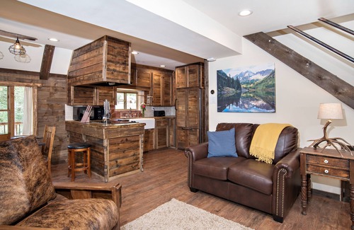 New Castle Cabina | Creekside cabin near Glenwood with outdoor kitchen