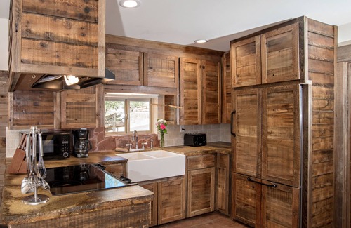 New Castle Cabina | Creekside cabin near Glenwood with outdoor kitchen