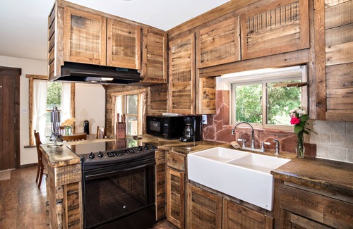 New Castle Cabina | Creekside cabin near Glenwood with outdoor kitchen