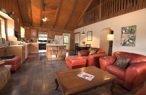 Vanderpool Cabina | Creekside Cabin near Lost Maples State Park