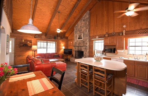 Vanderpool Cabina | Creekside Cabin near Lost Maples State Park