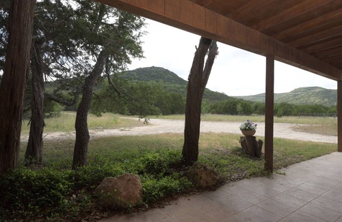 Vanderpool Cabina | Creekside Cabin near Lost Maples State Park