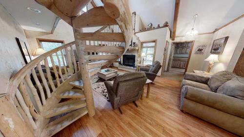 Red River Casa | Creekside Cabin - Pet Friendly - WiFi - Washer - Dryer - Grill - Fenced Yard - Fireplace