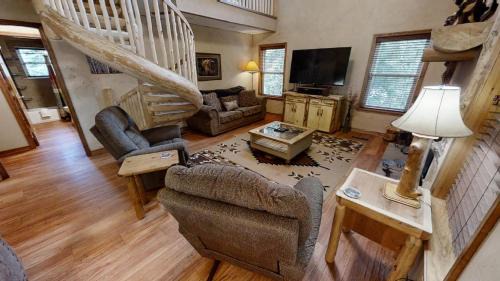 Red River Casa | Creekside Cabin - Pet Friendly - WiFi - Washer - Dryer - Grill - Fenced Yard - Fireplace