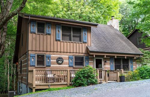Seven Devils Casa | Creekside Cabin - Seven Devils,NC - Pet-Friendly, Close to Hiking & Fishing, and Family Games!