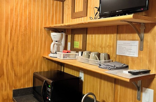 Ernul Cabina | Creekside Cabin steps away from Blount's Creek!