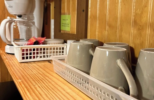 Ernul Cabina | Creekside Cabin steps away from Blount's Creek!