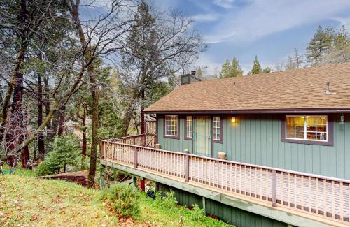Crestline Casa | Creekside Cabin