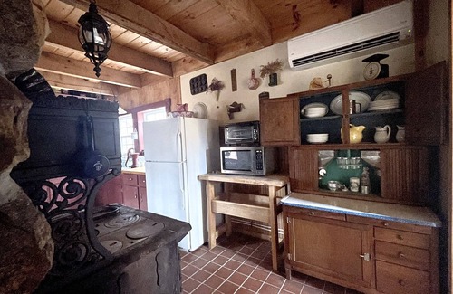 Loysburg Cabina | Creekside Cabin Vacation Rental